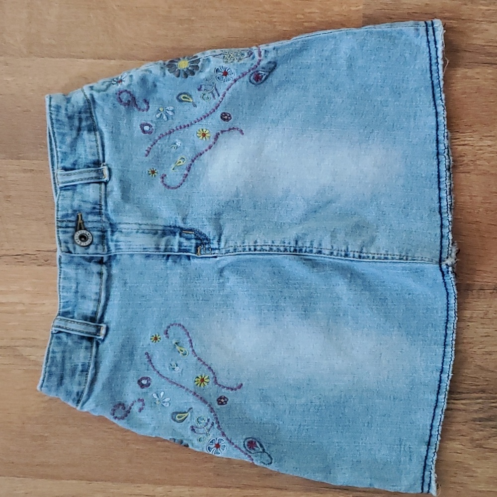 Buffalo David Bitton Girls 7 Embroidered Floral Denim Skirt with‎ Raw Edge